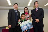 梁廷勳教授(左)、徐國榮教授(右)、與患有哮喘的兒童病人(前中)及其母親(後中)